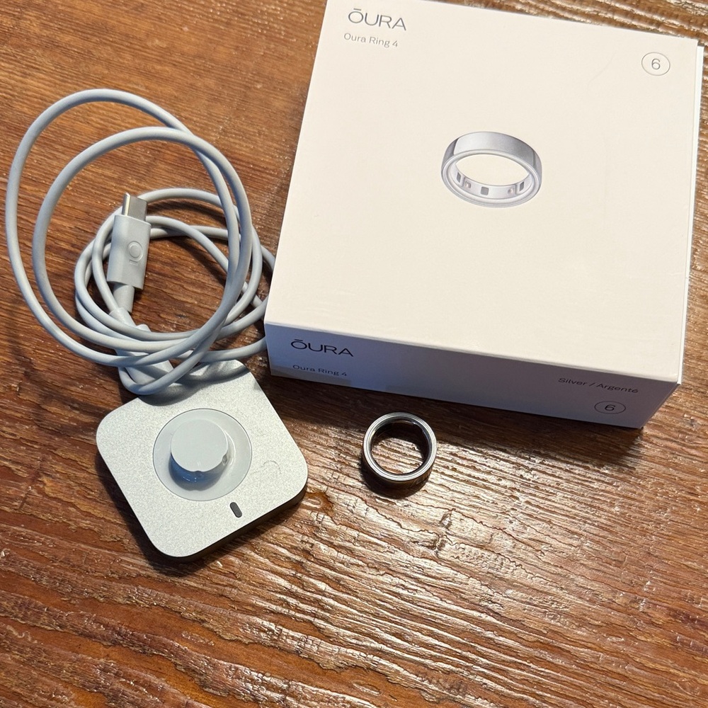 Oura Ring 4 in Silver with Charging Station